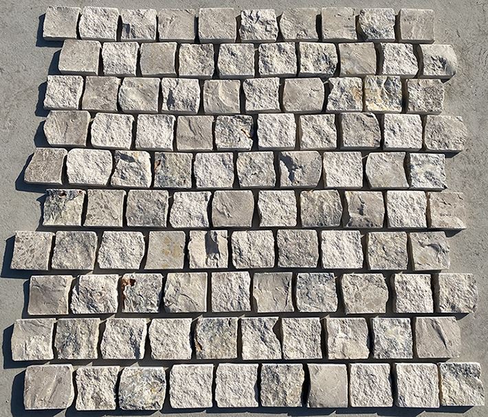 Koyu Travertten Cobble Zemin Dekoru